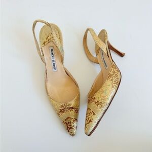 Manolo Blahnik Gold Brocade Floral embossed leather Retro Carolyene Pumps EU 38